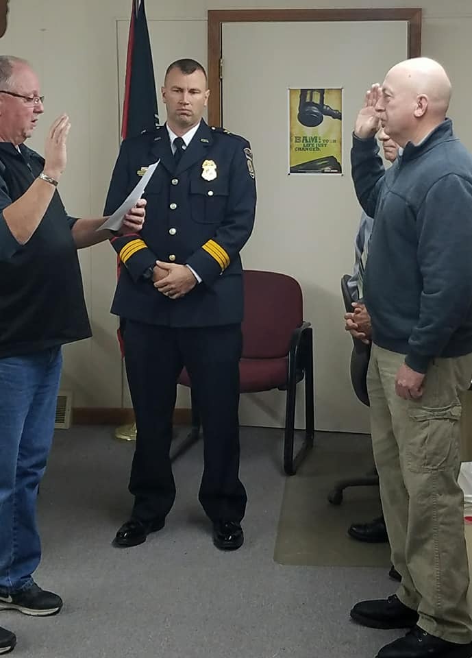 Mayor Carson swearing in Ofc. Fetters